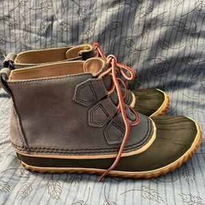 Sorel out and about blue low lace up duck boots 6